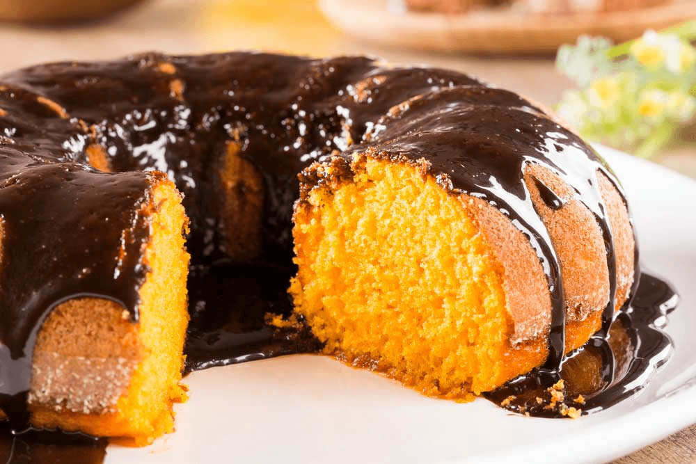 BOLO DE CENOURA COM COBERTURA CREMOSA